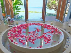 Sareeraya Presidential Villa (2 BR) | バスルーム | バスアメニティ (無料)、ヘアドライヤー、バスローブ、スリッパ