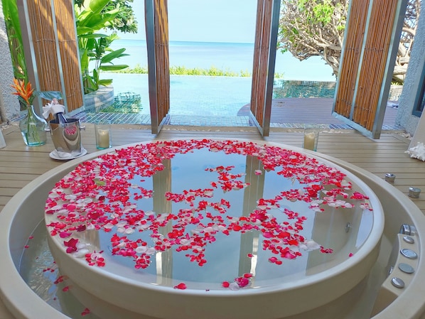 Sareeraya Presidential Villa (2 BR) | Bathroom | Free toiletries, hair dryer, bathrobes, slippers