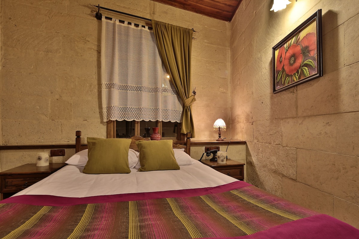 Standard (economic) Room | 防敏寢具、迷你吧、書桌、手提電腦工作空間