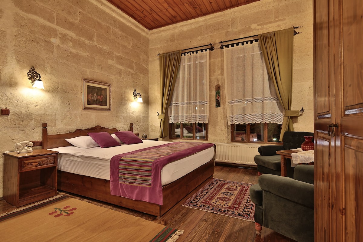 Deluxe Room | 1 bedroom, hypo-allergenic bedding, minibar, desk