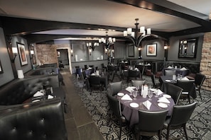 5 restaurants; lunch and dinner served