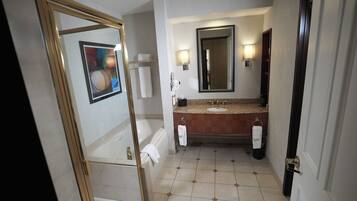 Bồn tắm và buồng tắm vòi sen riêng, bồn tắm ngâm