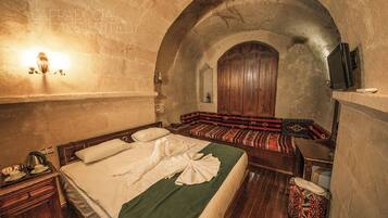 Deluxe Room | Premium bedding, down comforters, individually decorated