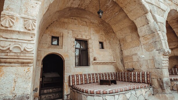 A stone courtyard with a bench and a door, part of the Cappadocia Palace Hotel. - Cappadocia Palace Hotel (Ürgüp)