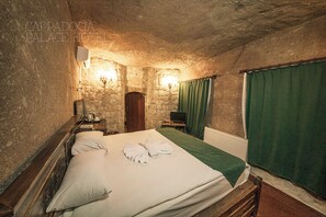 Premium bedding, down comforters, individually decorated - Cappadocia Palace Hotel (Ürgüp)