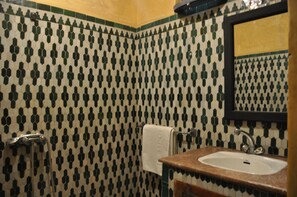 Bathroom sink