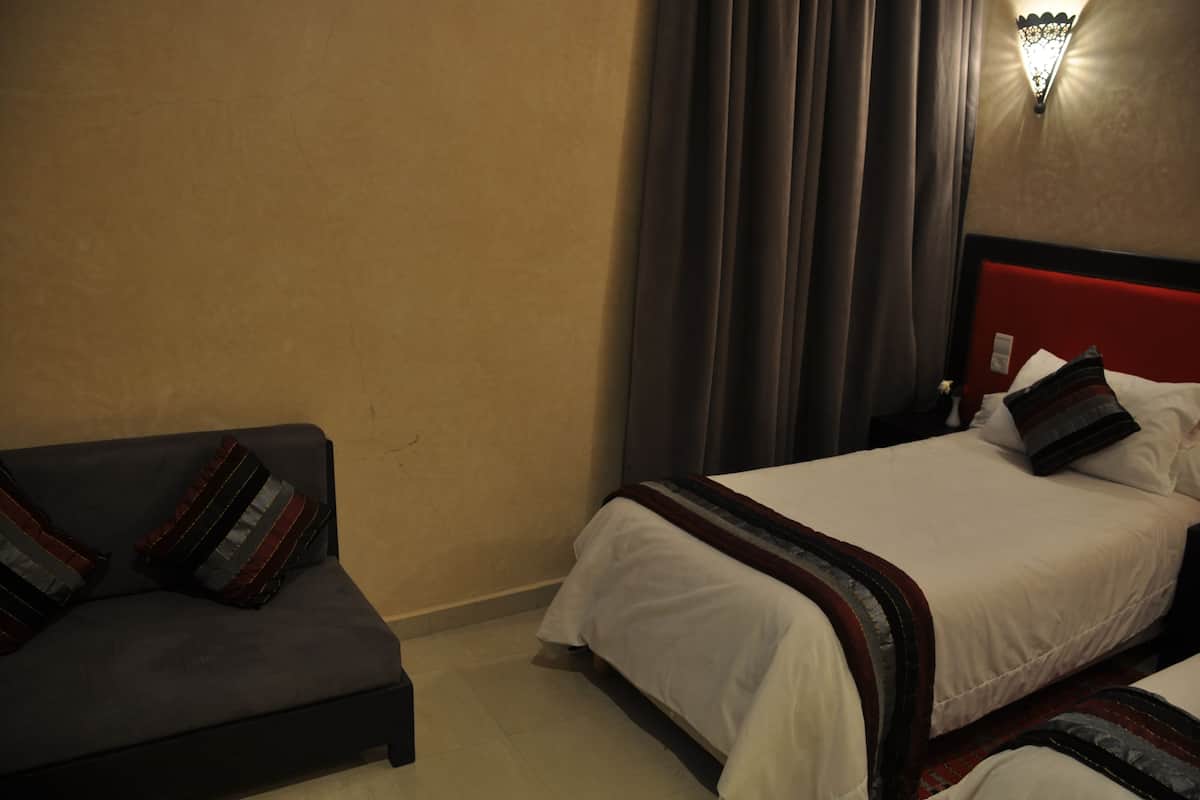 Peralatan tempat tidur premium, bar mini, peti besi dalam bilik, meja 