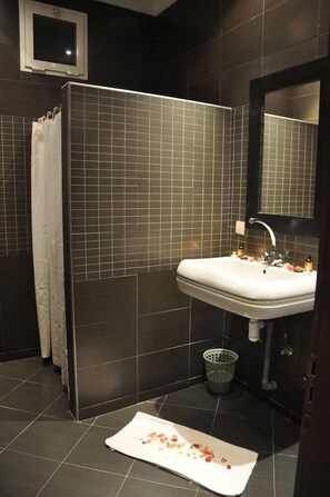 Een douche, gratis toiletartikelen, handdoeken