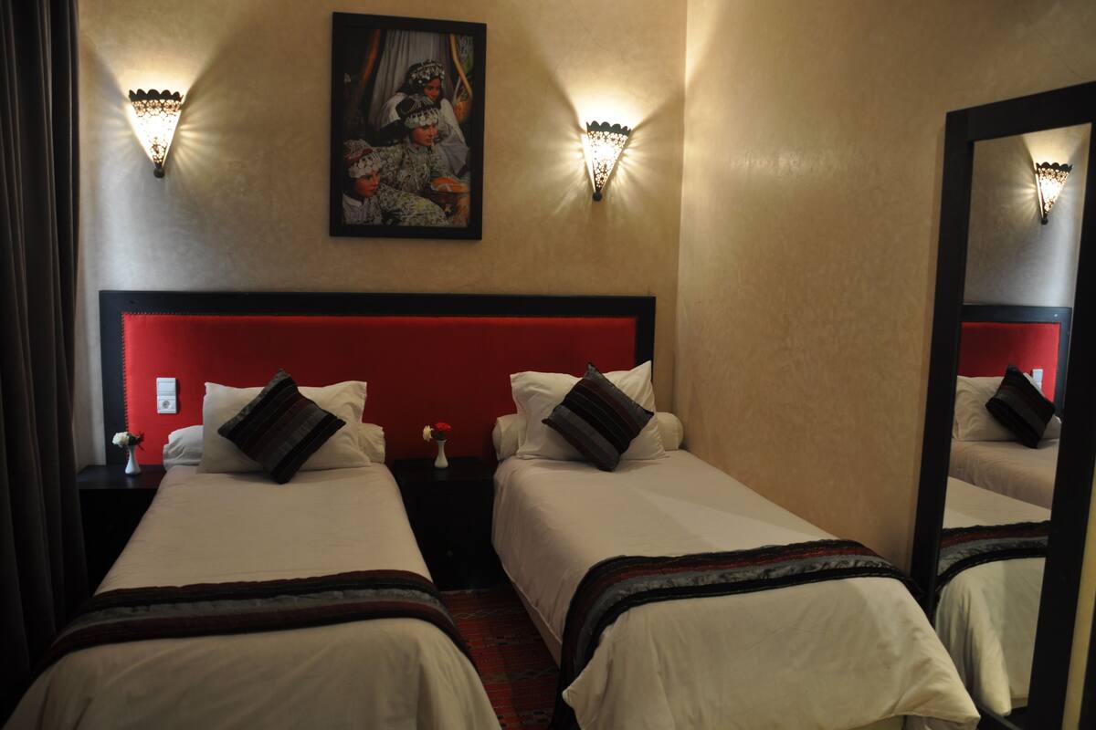 Peralatan tempat tidur premium, bar mini, peti besi dalam bilik, meja 