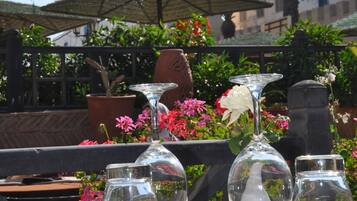 Frukost, lunch och middag serveras