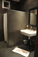 Dusche, kostenlose Toilettenartikel, Handtücher