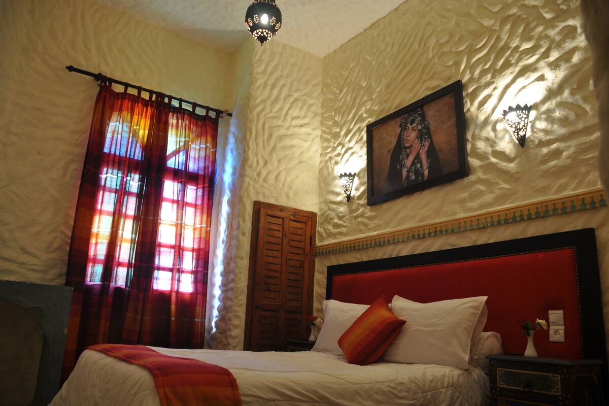 Single Room | Peralatan tempat tidur premium, bar mini, peti besi dalam bilik, meja 