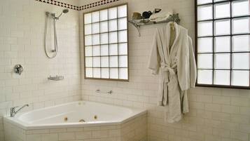 Kombinasi shower/bathtub dan bathtub dengan aliran air