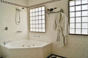 Combined shower/bathtub, jetted bath, designer toiletries, hair dryer - Fire Station Inn (North Adelaide)