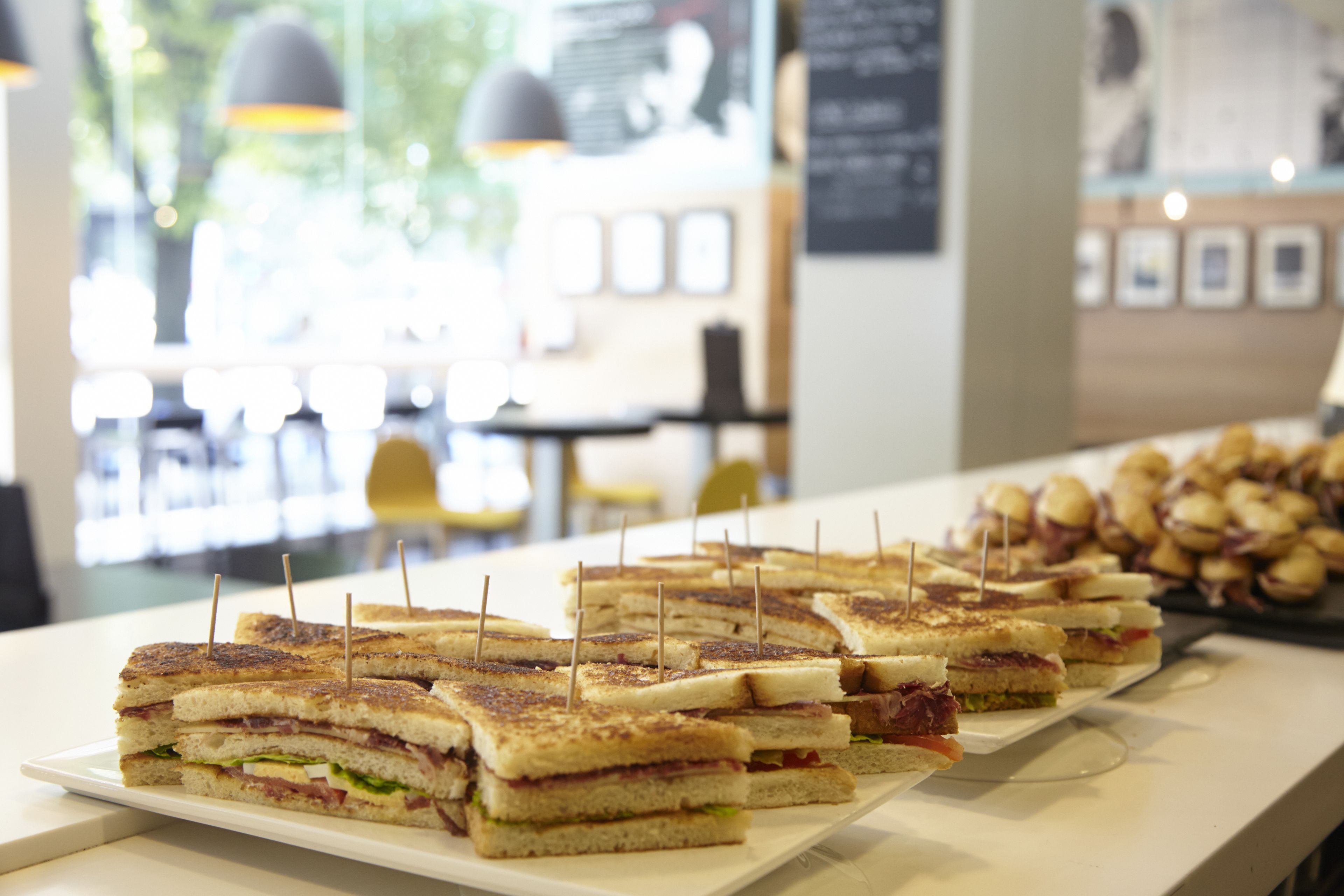 Una mesa de buffet con sándwiches y otras opciones de comida.