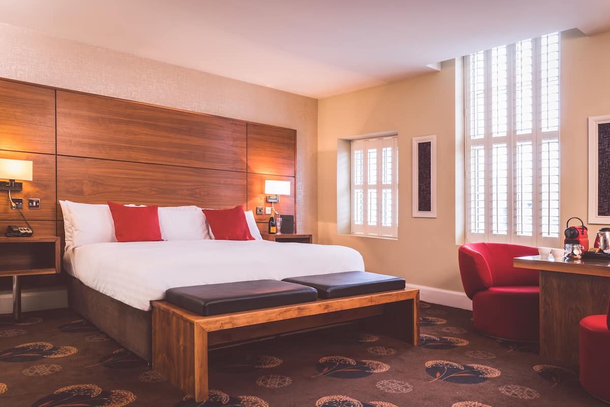 Luxury Double or Twin Room | Premium bedding, in-room safe, desk, laptop workspace