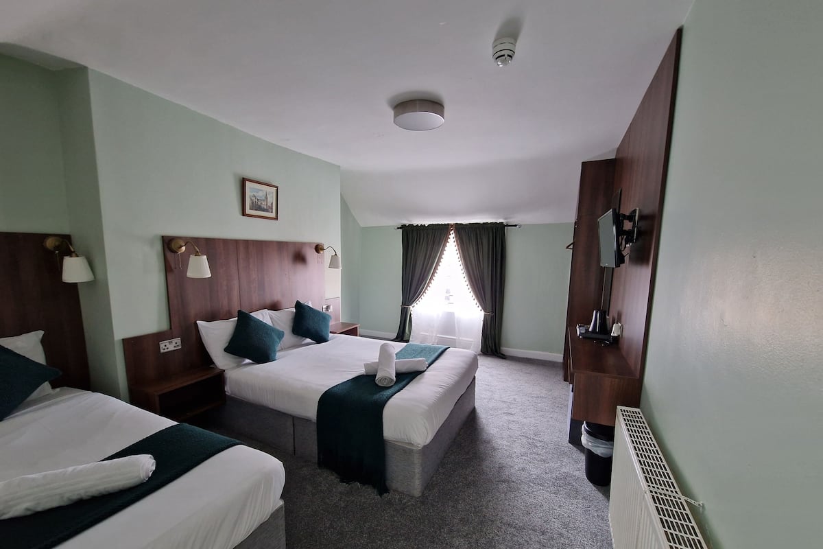 Classic Triple Room | Iron/ironing board, free WiFi, bed sheets