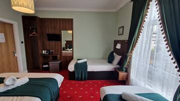 Classic Quadruple Room | Iron/ironing board, free WiFi, bed sheets