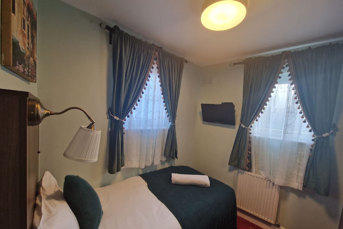 Single Room, Shared Bathroom | Iron/ironing board, free WiFi, bed sheets