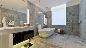 أغطية فراش متميزة وألحفة محشوة بالريش وخزنة داخل الغرفة