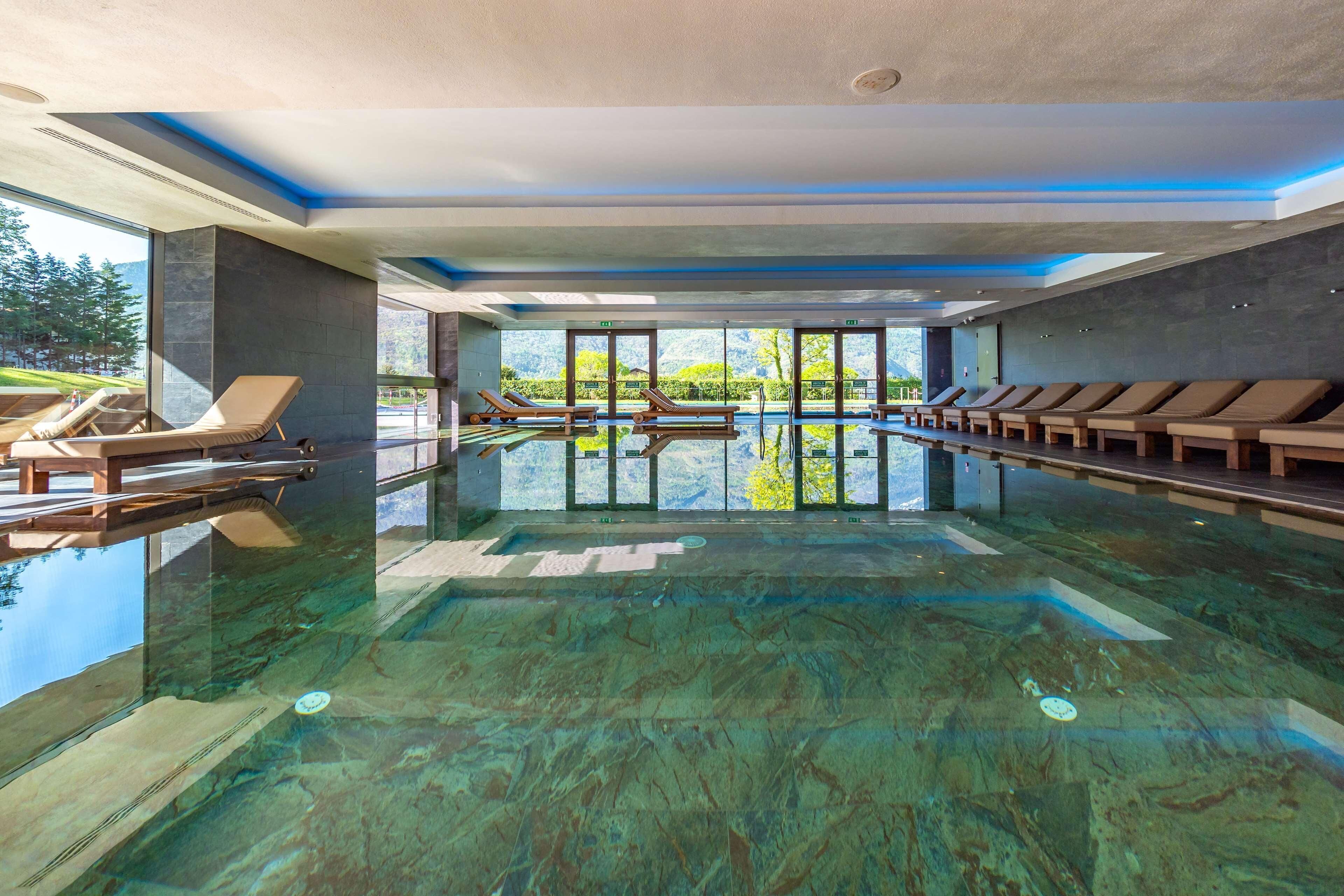 Una piscina cubierta, una piscina al aire libre