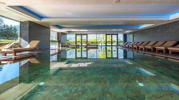 Una piscina cubierta, una piscina al aire libre