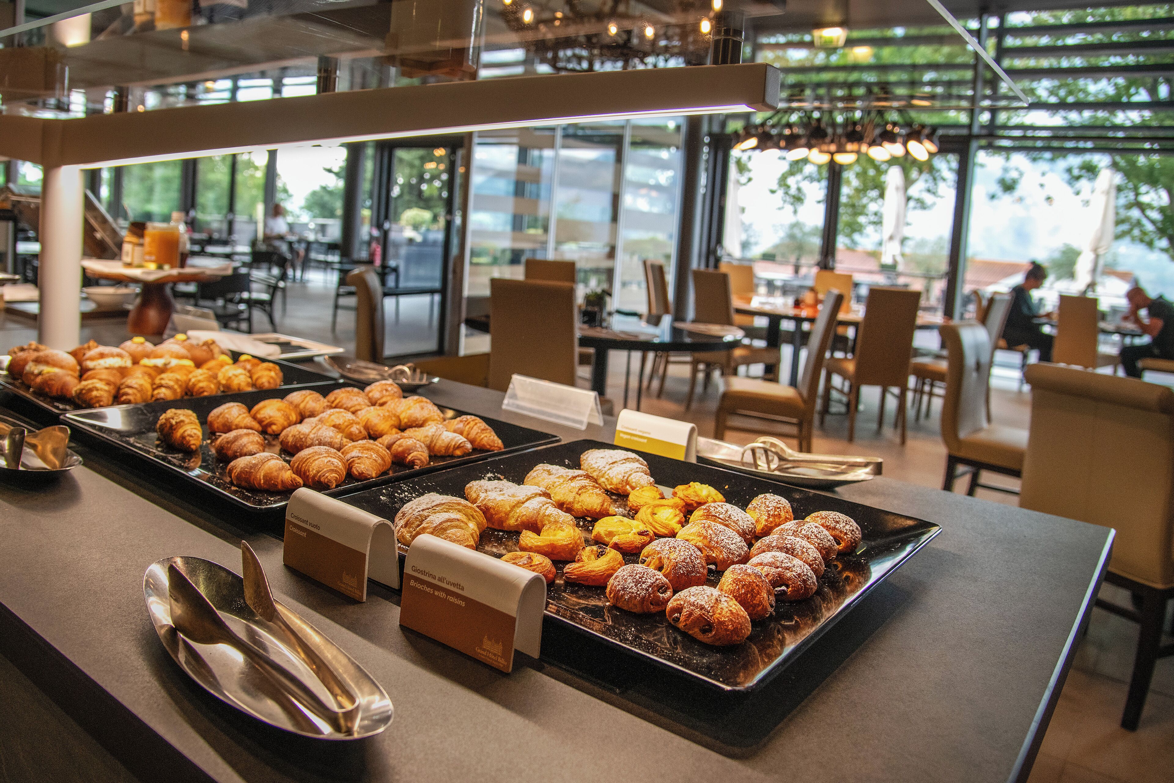 Un espace buffet proposant diverses pâtisseries, avec un panneau indiquant les types de pâtisseries disponibles.