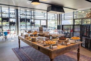 2 restaurants; lunch and dinner served  - Grand Hotel Billia (Saint-Vincent)