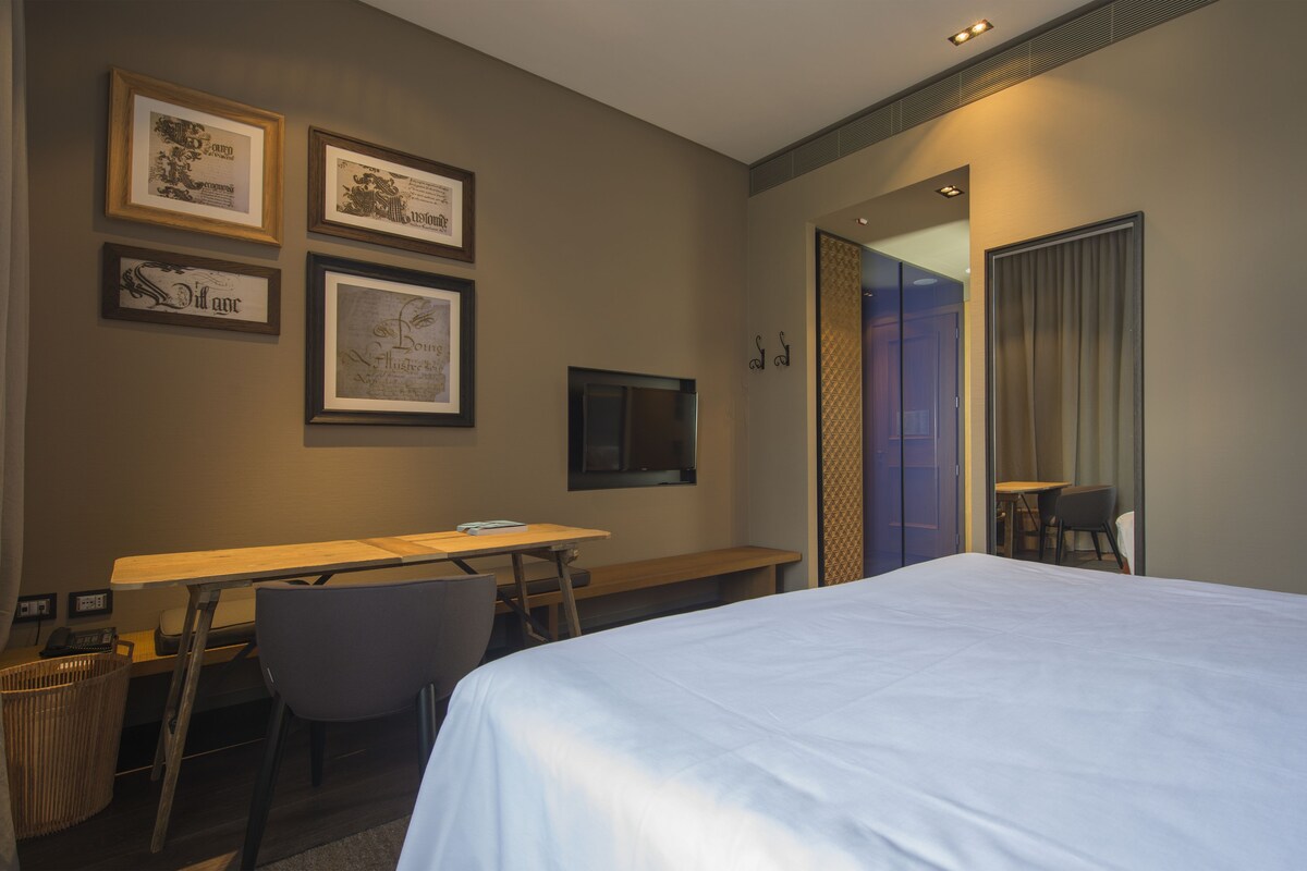 Premium bedding, down comforters, minibar, in-room safe