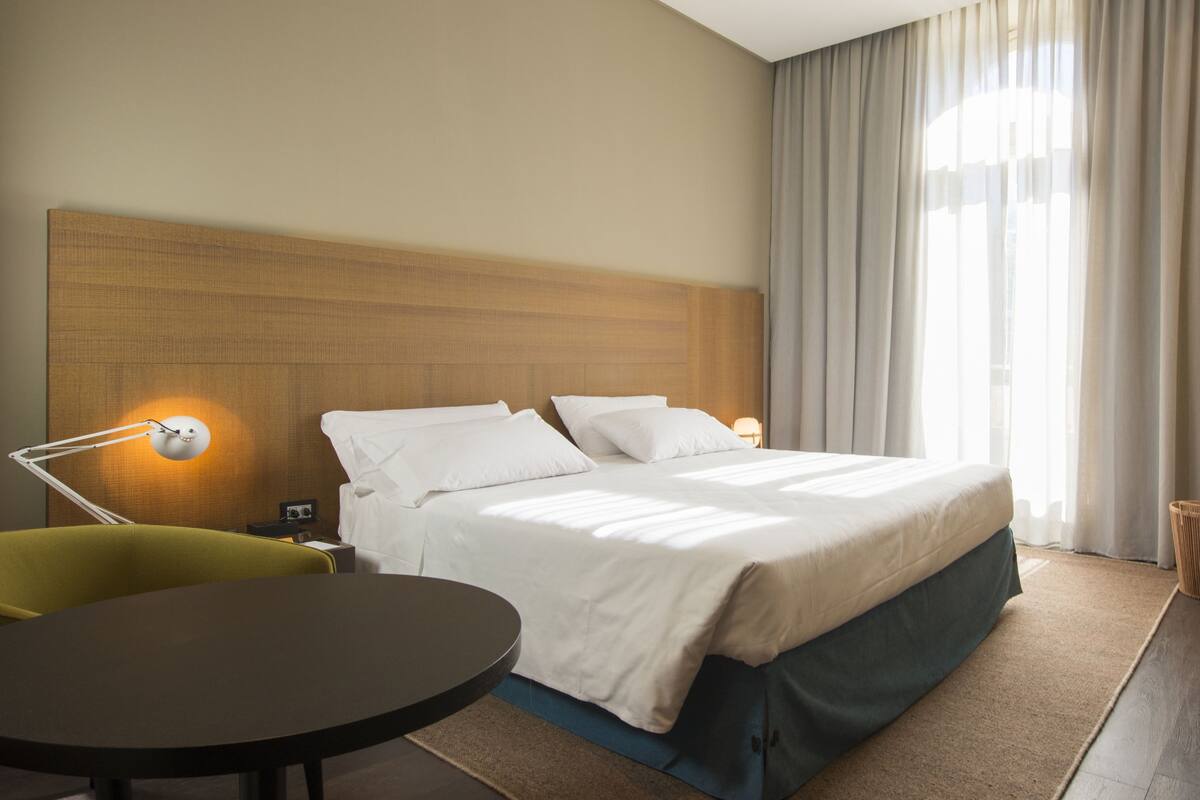 Premium bedding, down comforters, in-room safe, blackout drapes