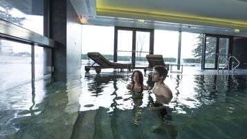 حمام سباحة داخلي