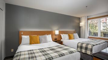 Seterika/papan seterika, katil bayi/kot (percuma)