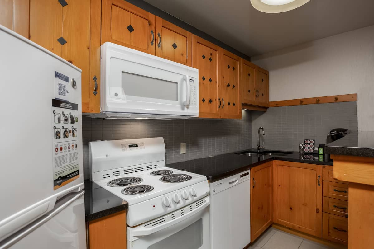 microwave, coffee/tea maker, electric kettle, toaster