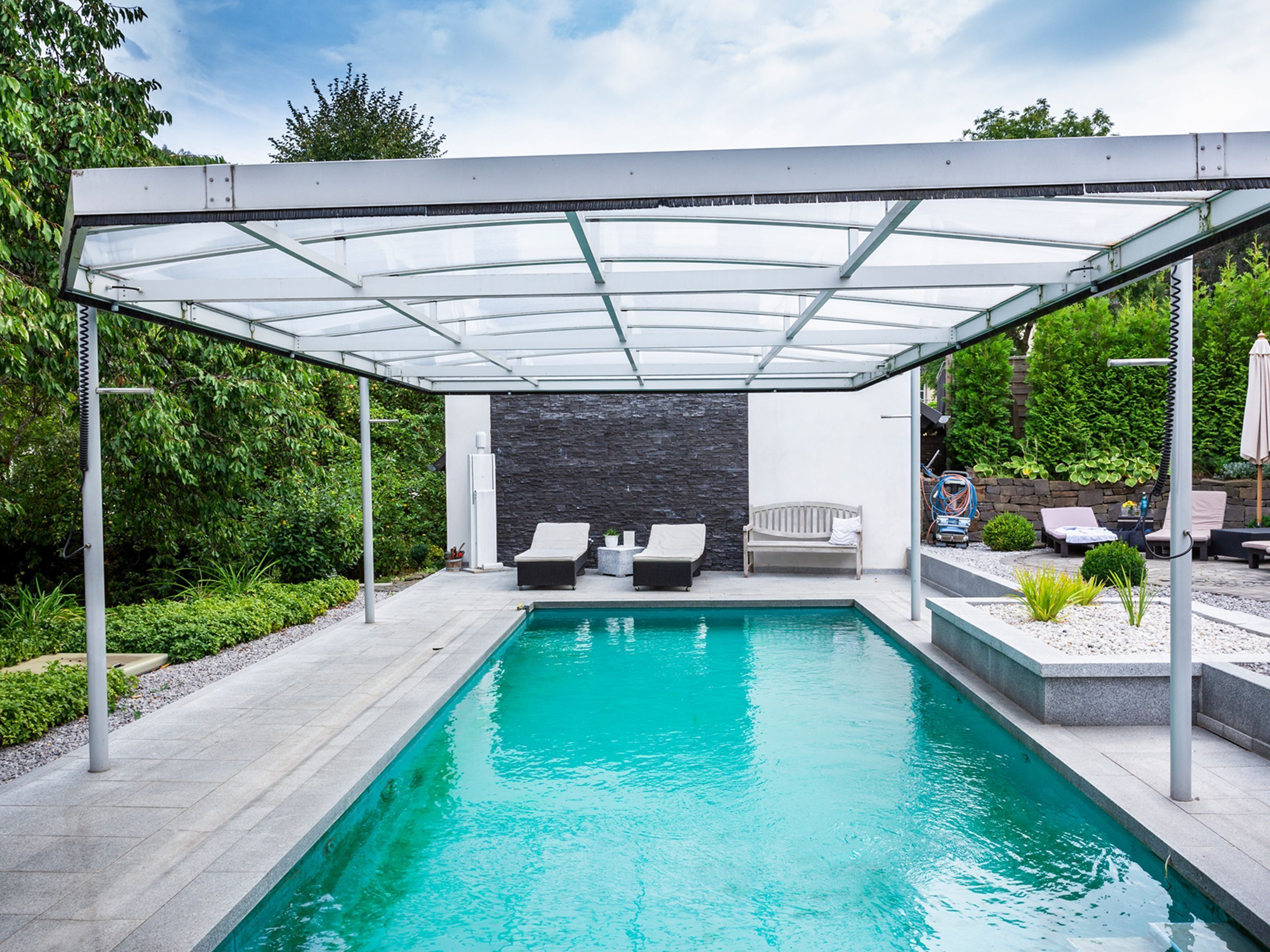 Hồ bơi ngoài trời phục vụ theo mùa, dù/ô trên bãi biển/hồ bơi 