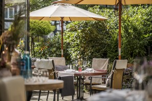 2 restaurants, breakfast, lunch, dinner served; Regional cuisine - Romantik Hotel Neuhaus (Iserlohn)