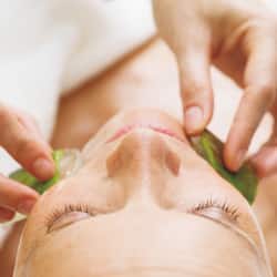 Un sauna, baño turco, tratamientos corporales, aromaterapia
