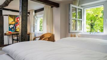 Allergikerbettwaren, Minibar, Zimmersafe, Schreibtisch