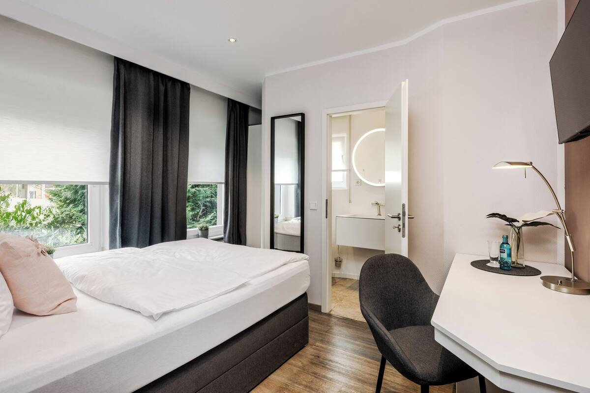 comfort single room, 1 bedroom | 1 bedroom, hypo-allergenic bedding, minibar, in-room safe