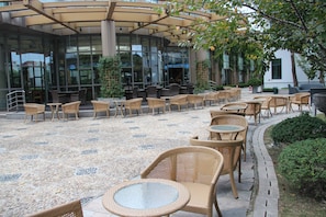 Outdoor dining - L'otel (Shanghai)