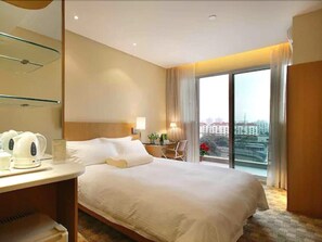 Habitación estándar, 1 cama doble, balcón | Ropa de cama de alta calidad, caja fuerte, escritorio y cortinas opacas