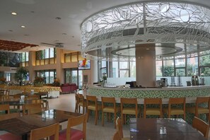 Breakfast, lunch, dinner served; international cuisine, garden views  - L'otel (Shanghai)