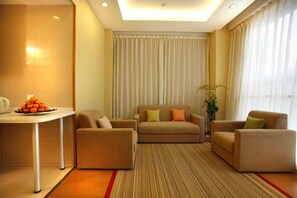 Suite Room | Premium bedding, in-room safe, desk, blackout curtains - L'otel (Shanghai)