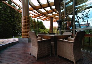 Breakfast, lunch, dinner served; international cuisine, garden views  - L'otel (Shanghai)
