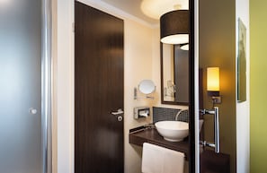 Combined shower/bathtub, free toiletries, hair dryer, towels