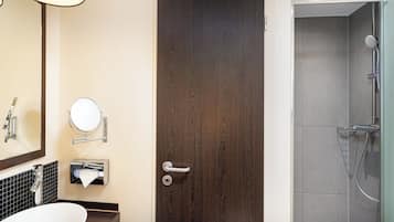 Duschwanne, kostenlose Toilettenartikel, Haartrockner, Handtücher