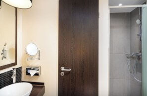 Ensemble douche/baignoire, articles de toilette gratuits, sĂšche-cheveux