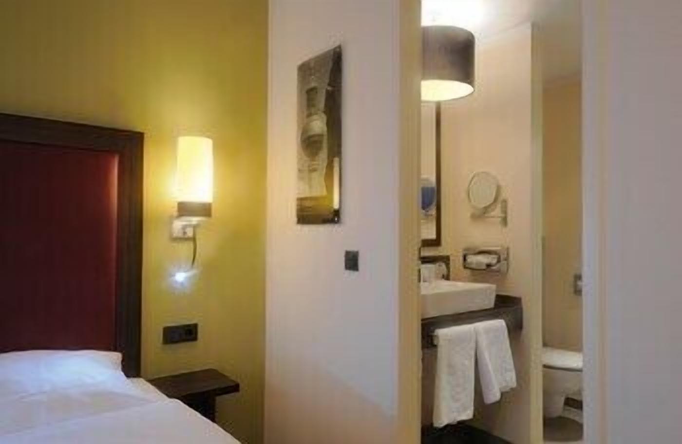 Bathroom | Combined shower/tub, free toiletries, hair dryer, towels