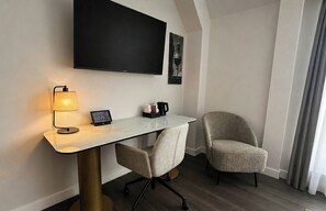 Värdeförvaringsskåp på rummet, skrivbord och ljudisolering