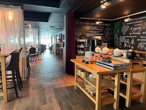 อาหารเช้าแบบบุฟเฟ่ต์ทุกวัน (GBP 10.00 ต่อคน)