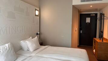 1 غرفة نوم وملاءات للفراش لا تسبب الحساسية ومكتب وستائر تعتيم